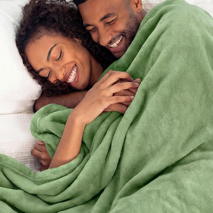 Bedsure GentleSoft Green Fleece Blankets Queen Size - Bed Blanket Soft Lightweight Plush Fuzzy Cozy Luxury Microfiber, Emerald, 90x90 inches