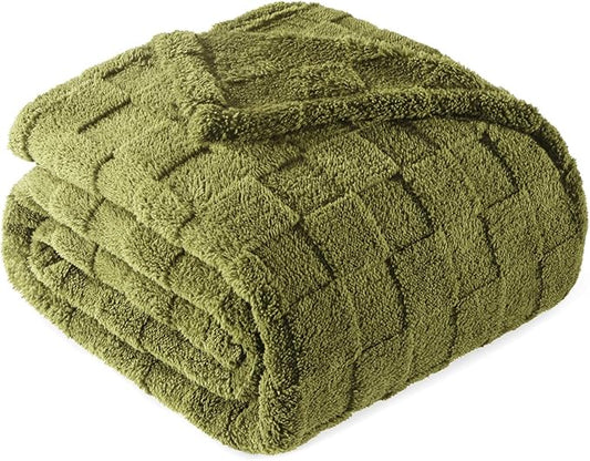 Exclusivo Mezcla Queen Size Flannel Fleece Blanket, Super Soft and Warm Lightweight Checkered Pattern Blankets for All Seasons, 90x90 Inches, Olive Green