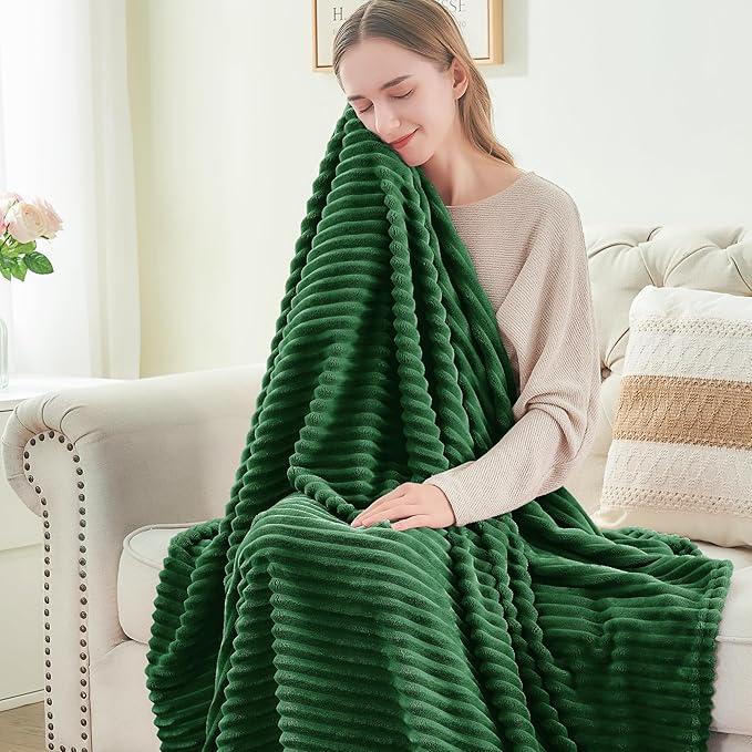 BEDELITE Fleece Blanket King Size – 3D Ribbed Jacquard Soft and Warm Decorative Fuzzy Blankets – Cozy, Fluffy, Plush Lightweight Throw Blankets for Couch, Bed, Sofa(Green, 108x90 inches)